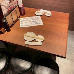 気の置けない友人とのお出かけや恋人とのデートにも！少人数でゆったりと過ごせるテーブル席をご用意しております。