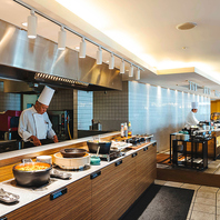 臨場感あふれるオープンキッチン