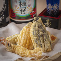 鰹とあごだしを活かした深みのあるおでんと天ぷら