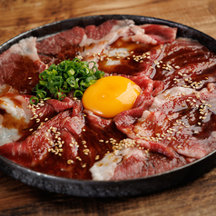 【名物肉料理】とろける旨みの牛とろ肉カーペットの写真