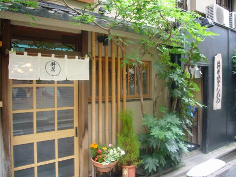豚さんマークで愛され続ける「かつサンド」発祥の店。昭和5年創業、井泉本店。