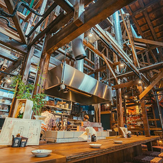 最大49名様まで対応可能な全館貸切は、大規模なパーティーや打ち上げに最適です。一体感のあるワンフロアで、職人が焼き上げる迫力の料理を存分に堪能できます。お酒のラインナップも豊富で、幹事様も安心の充実した設備。