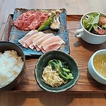 【土日祝限定！】お得なランチメニューをご提供☆肉メニューとライス・サラダなどがセットで大満足♪