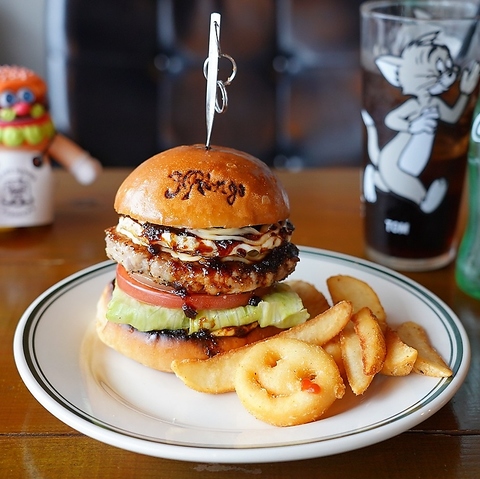倉庫をアレした遊び心だらけのハンバーガー屋 美味しくって楽しい3Ringsへようこそ♪ 
