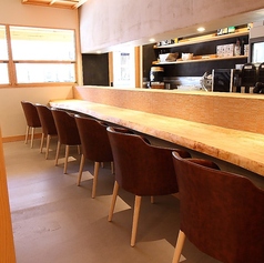 料理人の手さばきを目の前で楽しめる特等席です♪ライブ感あふれる調理風景は、お一人様でのご利用はもちろん、カップルでのデートにもおすすめ◎職人との会話を楽しみながら、出来立ての逸品を味わう贅沢な時間をお過ごしください。