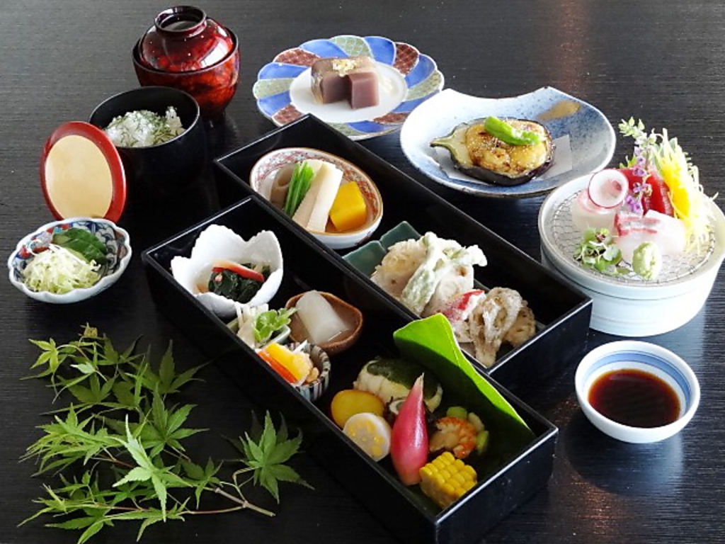 お昼の「二段重会席膳」女性の方に大人気！