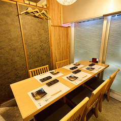 幅広い年齢層の方が着席しやすいテーブルの個室席です。4名様から最大20名様までご利用可能な個室席ですので、少人数から団体のお客様まで使い勝手の良いお席です。