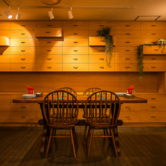 テーブル席は2～4名用が中心で、ちょうどいい距離感が保たれたレイアウト。友人との食事やビジネスランチなど、使い勝手が良く、気軽に立ち寄れる雰囲気があります。照明も明るすぎず、料理を美しく見せる設計がされているのが印象的です。