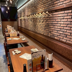 普段の飲み会にも使いやすい広々としたテーブル席もございます。こだわりの海鮮とお好みのお酒を片手に、素敵なひとときをお過ごしください。