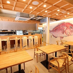 レイアウトの変更が可能なテーブル席は、人数に合わせてつなげてご利用いただけます♪広々とした空間は、小さなお子様連れのご家族にも安心◎お仲間とのランチ会やディナーなど、様々なシーンで使い勝手の良いお席となっております。