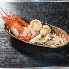 鉄板浜焼き もんでぃ盛り（牡蠣、ホタテ、エビ）