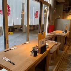 【窓際ベンチ席：2～8名様】明るく開放的な窓際のベンチ席です。2名様でのご利用はもちろん、テーブルを繋げて最大8名様までのグループにも対応可能。外の空気を感じながら、ゆったりとお過ごしいただけます。友人同士の気軽な飲み会や女子会、デートにもおすすめの人気席です。