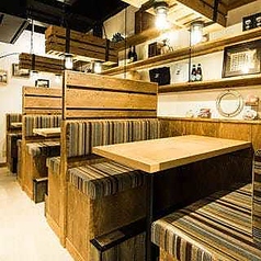 ソファー席 ゆったりと腰を下ろしてくつろげるソファー席は、長居したくなる心地よさが魅力です◎リラックスしてお喋りを楽しみたい女子会や、お祝いの席にもぴったり♪落ち着いた雰囲気の中で、当店自慢の料理を囲んで楽しいひと時をどうぞ。