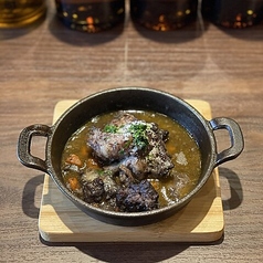 牛すじの赤ワイン煮込み