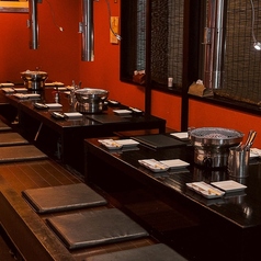 落ち着きのある黒のテーブル席は最大18名様まで着席可能で、歓迎会などの各種宴会におススメ◎明るすぎない照明とシンプルなデザインは、どこかなじみのある、ゆったりとした空間となっており人気の高い席となっております。