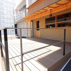 テラス席 開放感たっぷりのテラス席は、特別な日のデートにも最適なロマンチックな空間です♪季節限定での開放となるため、ご利用をご希望の際は事前にお電話にてご相談ください。夜風を感じながら、美味しいお酒を嗜む素敵な夜を演出します◎