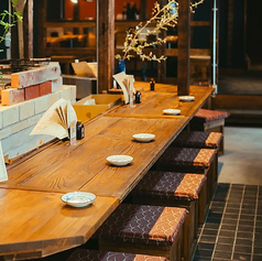 お一人様でも気兼ねなく過ごせる広々としたカウンター。並べられた新鮮な食材が、職人の技によって絶品の一皿へと変わる様子は圧巻です。下処理から仕上げまで、妥協のない手仕事を眺めながら嗜む地酒は格別。