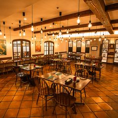 大人数での食事会や会社の懇親会など、貸切対応ができる広さとレイアウトが魅力。最大60名まで対応可能で、長テーブルの配置変更も柔軟。料理内容や時間帯なども事前相談が可能で、利用目的に合った空間づくりができるため、幹事も安心です。温かみのある内装がフォーマルすぎず、和やかな雰囲気を演出してくれます。