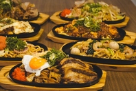 焼きそばもオリジナルのソースでクセになる辛さです！