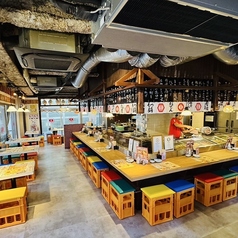 【駅チカの居酒屋】駅近の好立地でアクセス抜群。お仕事帰りにもサクッと立ち寄りやすく、気軽な一杯にぴったりです◎友達や同僚との飲み会はもちろん、待ち合わせ前後や急な集まりにも便利。鉄鍋餃子に串焼き、〆はラーメンで博多屋台の雰囲気を存分に味わえる♪二次会やちょい飲みなど、さまざまなシーンに対応！