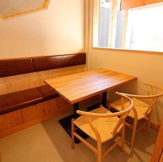  4名様までご利用いただける完全個室は、ビジネスシーンでの接待や、ご親族での会席に最適です◎プライバシーが守られた静かな空間で、大切な方とのお食事に集中いただけます。落ち着いた和の風情を感じながら、上質な時間をお楽しみください。