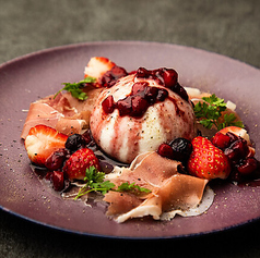 ブッラータチーズと季節のフルーツのカプレーゼ