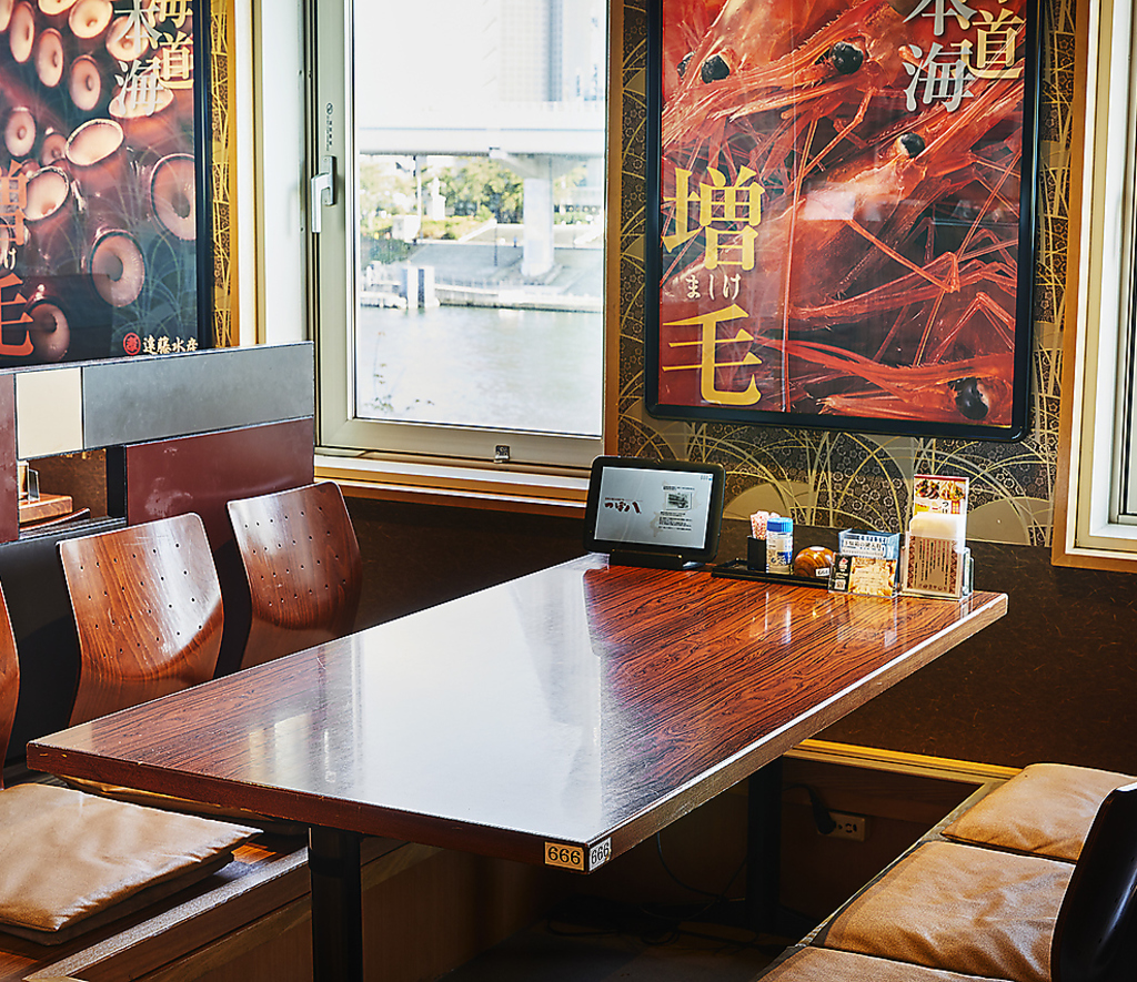 窓の外には浅草の夜景と隅田川に浮かぶ屋形船…。下町の灯が今日はなんだか沁みちゃうな。