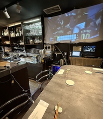 大型スクリーンで映像をスポーツ観戦を楽しみながらお食事ができます☆