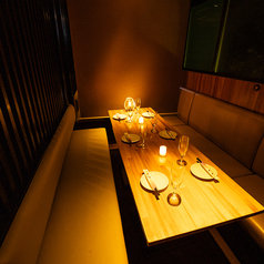落ち着いた空間で周囲を気にせずゆったり過ごせる完全個室席。ビジネスからプライベートまで幅広く対応可能で、大切な人との会食や特別な日のお祝いに最適。本格シュラスコやグリル料理とともに上質な時間を堪能できる。