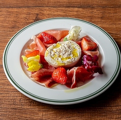 生ハムと旬果 ブッラータチーズ