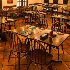 グループでの利用に便利な6~8名対応のテーブル席もあり、家族の集まりや少人数の会食にもぴったり。料理のシェアもしやすく、素材を活かした前菜やピザを囲んで、わいわいと楽しめる空間です。程よい賑わいがありながらも騒がしさはなく、快適で