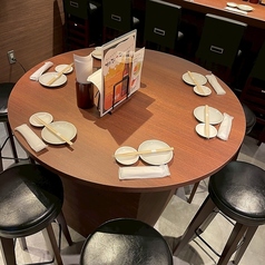 特徴的なかわいらしい円形テーブル席にも注目を！垣根なく会話に花を咲かせられる居心地の良い座席となっております。