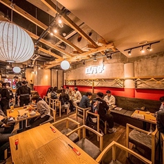 木のぬくもりとモダンなデザインが調和した、活気あふれる空間を最大36名様まで貸切OK。炉端の臨場感やキッチンの活気も丸ごと独占できます。周りを気にせず、皆様で一体感のある宴会をお楽しみください。会社の大規模な飲み会や、同窓会など、大人数でのお集まりに最適です。