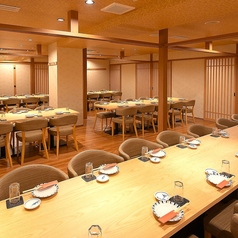 落ち着いた和の空間で大人数でのご宴会を。部署全体の飲み会、同窓会、結婚式の二次会など、多様なシーンにご利用いただける広々としたお部屋です。温かみのある照明と木のぬくもりが心地よい空間で、ゆったりとお過ごしください。お料理は旬の食材を活かしたコースをご用意し、当店で素敵な時間をお過ごしいただけます。