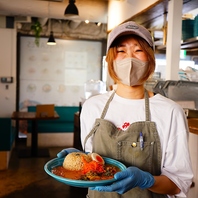 素材にこだわったカレーやパンケーキを提供