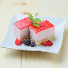 ［ちょい推し］苺とフランボワーズのレアチーズケーキ