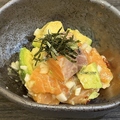 料理メニュー写真&nbsp;サーモンとアボカドのポキ