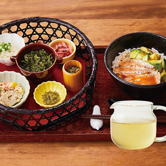 炙りサーモンとアボカドの鯛出汁茶漬け