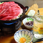 ちり鍋やすき焼き、スタミナ鉄板などお肉のお鍋が多数！お鍋のお供で色々とカスタムも出来て味わえる