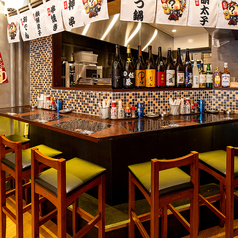 【博多中洲屋台を再現】屋台を再現したカウンター席。料理人の技を目の前で！おでんや串焼き調理風景などライブ感溢れる特等席。五感で楽しむカウンター席となっております！友人飲みやカップル、仕事仲間など様々なシーンでご利用下さい。