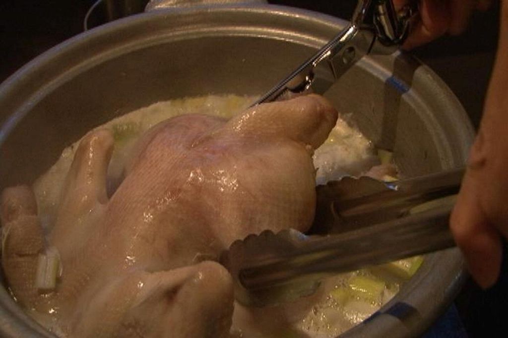 厳選部位からじっく～り丁寧に作り上げた出汁と、丸ごと一羽からでる栄養とコラーゲンが決め手。