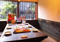 外の庭園を眺めながら…