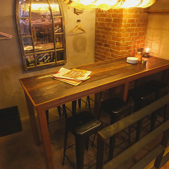 【まるで秘密基地!ハイチェアーテーブル席】店内の奥にある、地下のテーブル席！アズーロならではの空間を満喫できます！