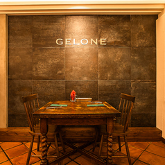 テーブルの間隔は広めにとられており、隣を気にせず落ち着いて過ごせます。平日ランチ時にはゆったり過ごす年配のお客様も多く、料理と会話を楽しむ大人の空間としても機能。木の質感が温かく、居心地の良いダイニングスペースとして定評があります。