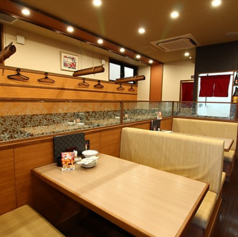 【1階】BOX席の造りで落ち着いた空間、ご友人同士のお食事や会社帰りの飲み会、ご家族でのお食事など、幅広いシーンにご利用いただけます。