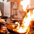 炎を上げながらの調理は、迫力満点！強い火力で一気に仕上げることで食材の食感と旨味を逃さず、一番美味しい状態でご提供することができます。