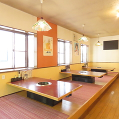 【座敷6人×3席】開放感あふれる店内は、明るい雰囲気です！仲間と一緒にリラックスできる座敷は、最大6人まで対応可能で、にぎやかな会話が弾むこと間違いなし！活気に満ちた時間を過ごしながら、美味しい料理を楽しむことができます。特別な日やカジュアルな食事にぴったりな場所で、心に残るひとときをお過ごし下さい♪