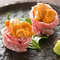 料理メニュー写真 和牛肉寿司雲丹のせ2貫