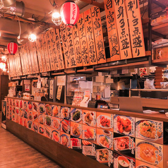 まるで海の家みたいな活気のある店内◎磯丸水産の鮮魚や貝を目の前で焼く浜焼きで盛り上がること間違いなし♪