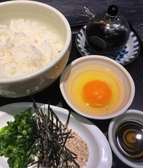 こだわりの玉子飯　（　半熟　又は　生卵飯　）